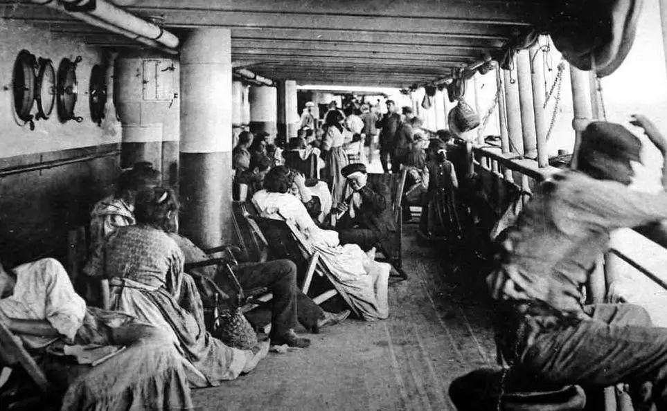 Migranti italiani su una nave diretta in Sud America (Archivio L'Unione Sarda)