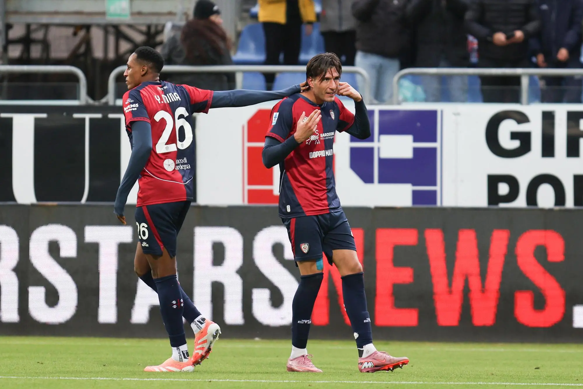 Gennaro Borrelli esulta con Yerry Mina dopo un gol del Cagliari (foto Ansa)