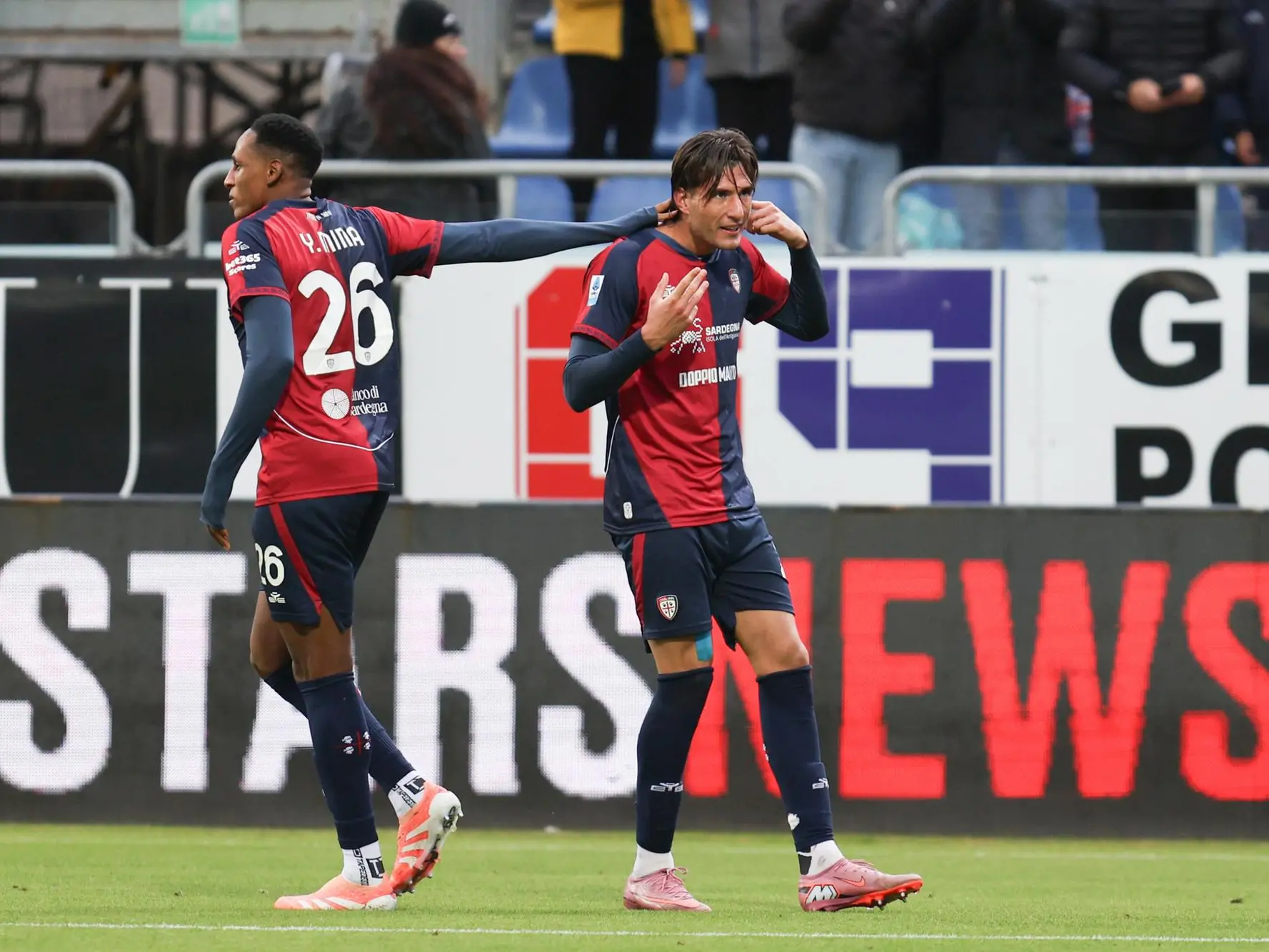 Gennaro Borrelli esulta con Yerry Mina dopo un gol del Cagliari (foto Ansa)