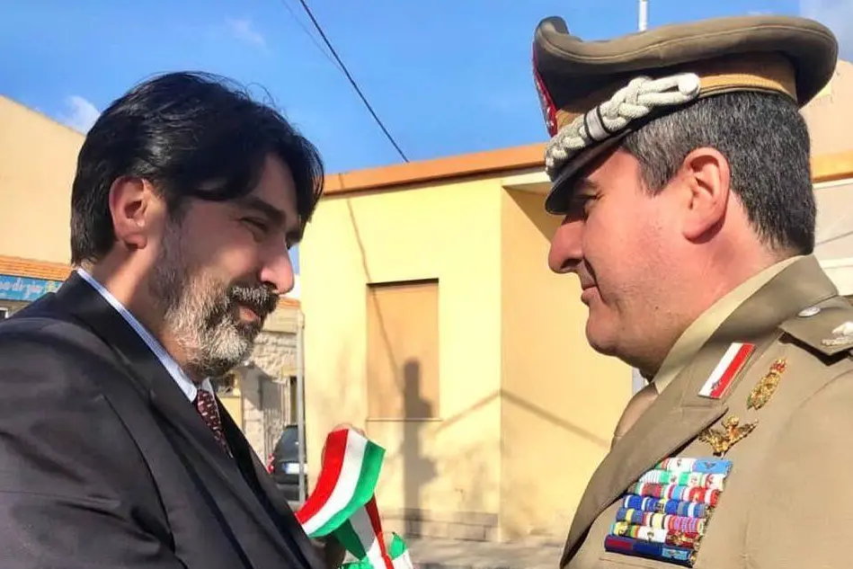 Christian Solinas e il generale Andrea Di Stasio, comandante della Brigata Sassari (foto L'Unione Sarda - L.P.)