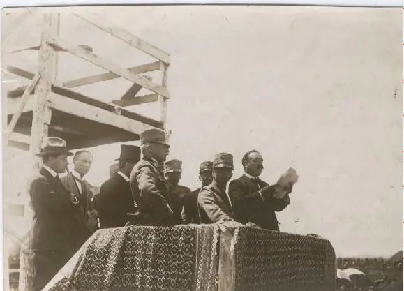 Il re Vittorio Emanuele III all'inaugurazione dell'ippodromo il 27 maggio 1921 (foto archivio L'Unione Sarda)
