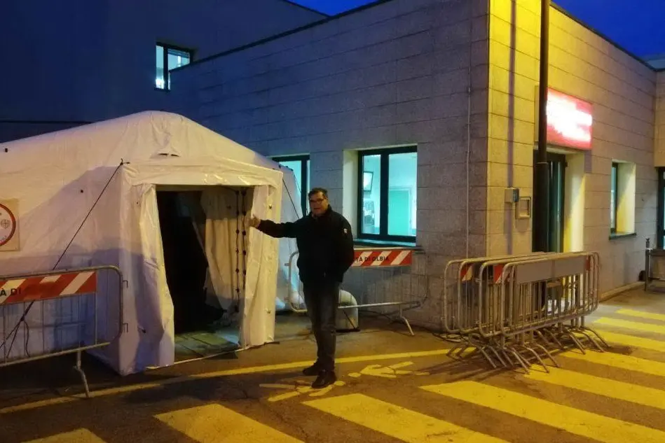 La tenda pre-triage accanto al pronto soccorso dell'ospedale di Olbia (Archivio L'Unione Sarda)