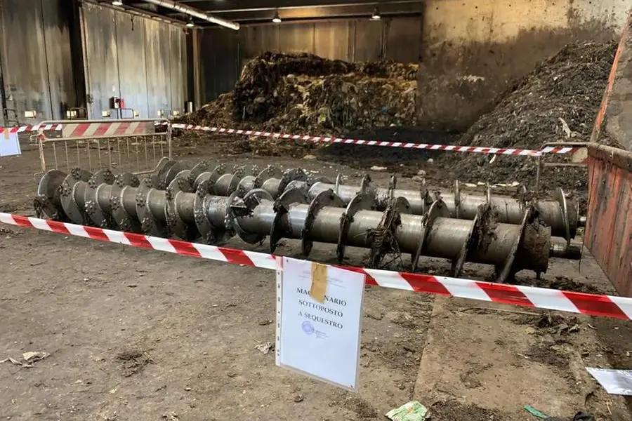 Le lame del mezzo dove ha perso la vita l'operaio (foto L'Unione Sarda)