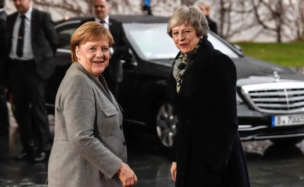 L'incontro a Berlino fra Theresa May e Angela Merkel (Ansa)