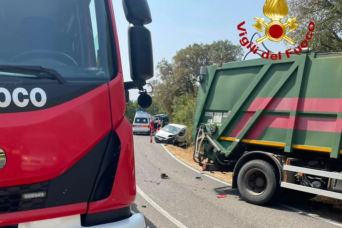 L'incidente sulla statale 389 (Foto: vigili del fuoco)