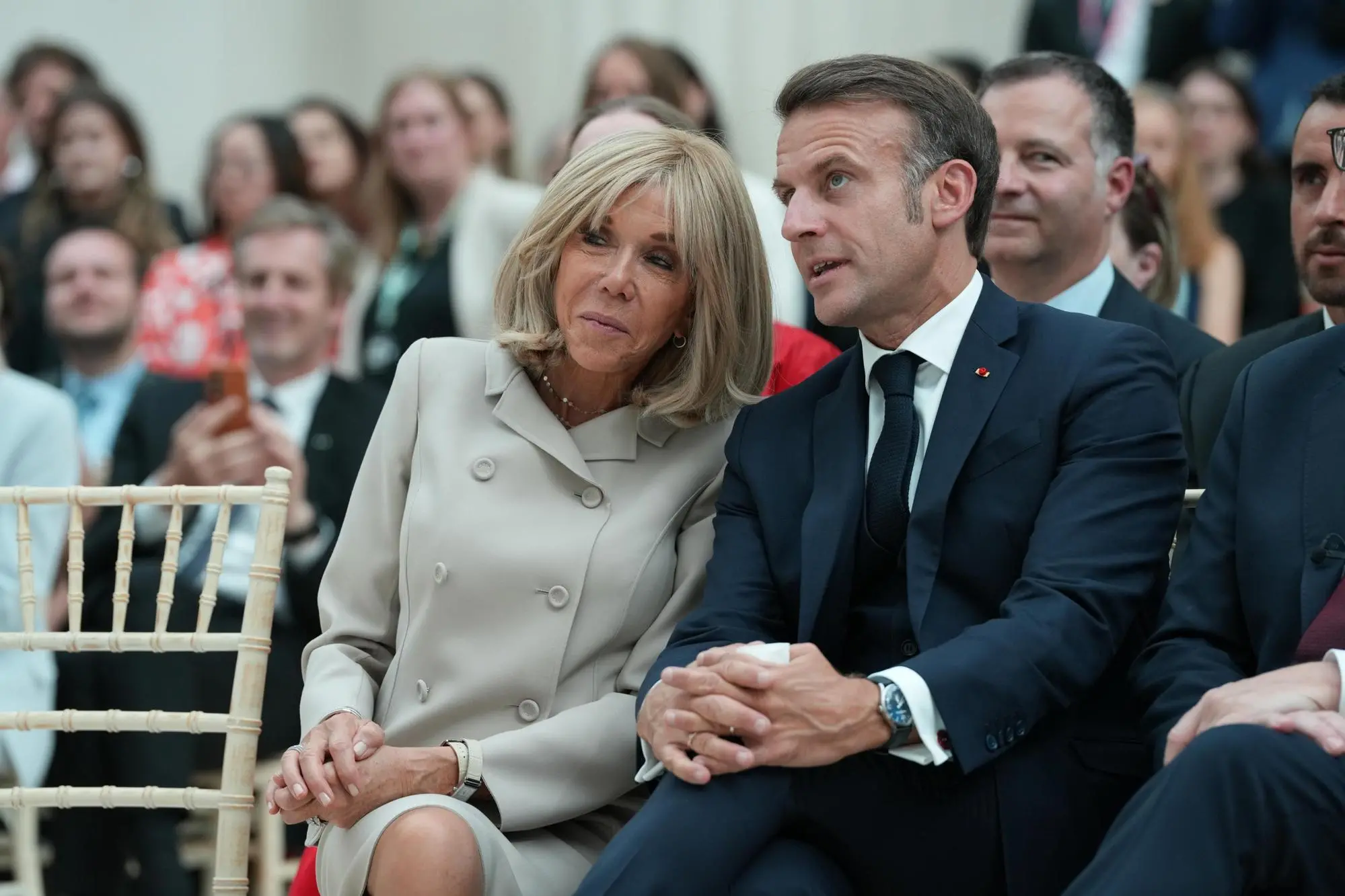 Emmanuel Macron e la moglie Brigitte (Ansa-Epa)