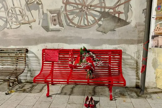 La panchina rossa installata a Chiaramonti (foto concessa)