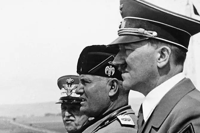Album "Il viaggio del Führer in Italia": Adolf Hitler, Benito Mussolini e il re Vittorio Emanuele III assistono alle esercitazioni militari, Furbara, nei pressi di Cerveteri03/05/1938 - 09/05/1938