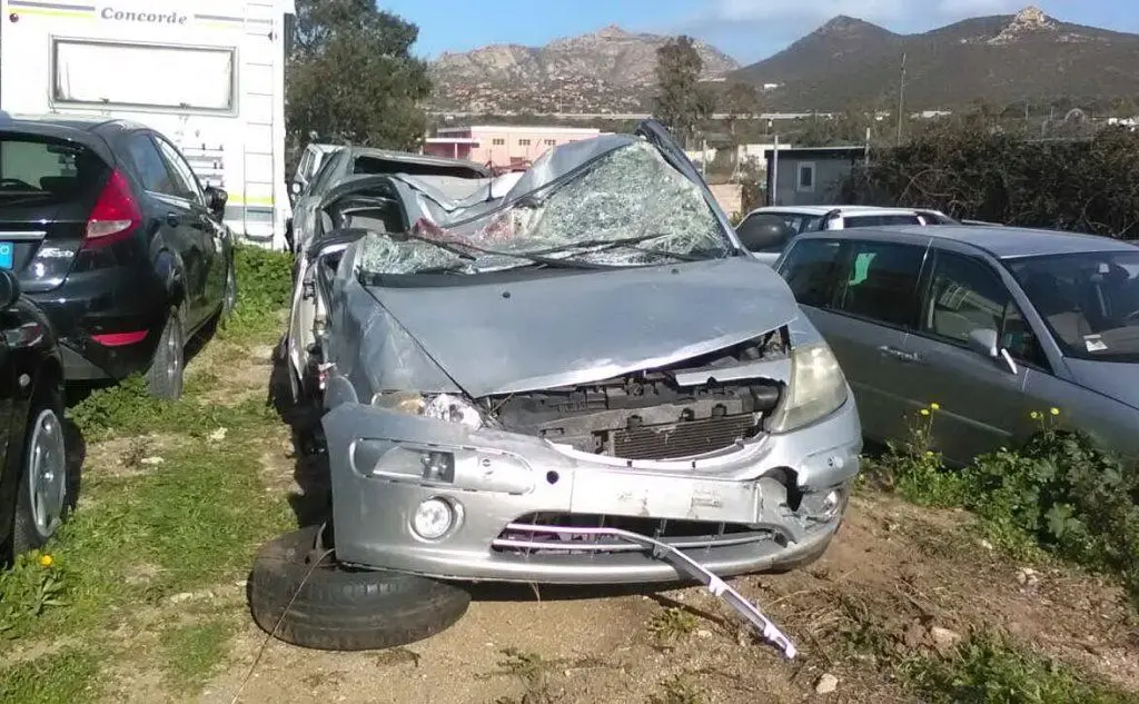 L'auto su cui viaggiava Roberto Puddu, il giovane morto nell'incidente vicino ad Arzachena (foto Andrea Busia)