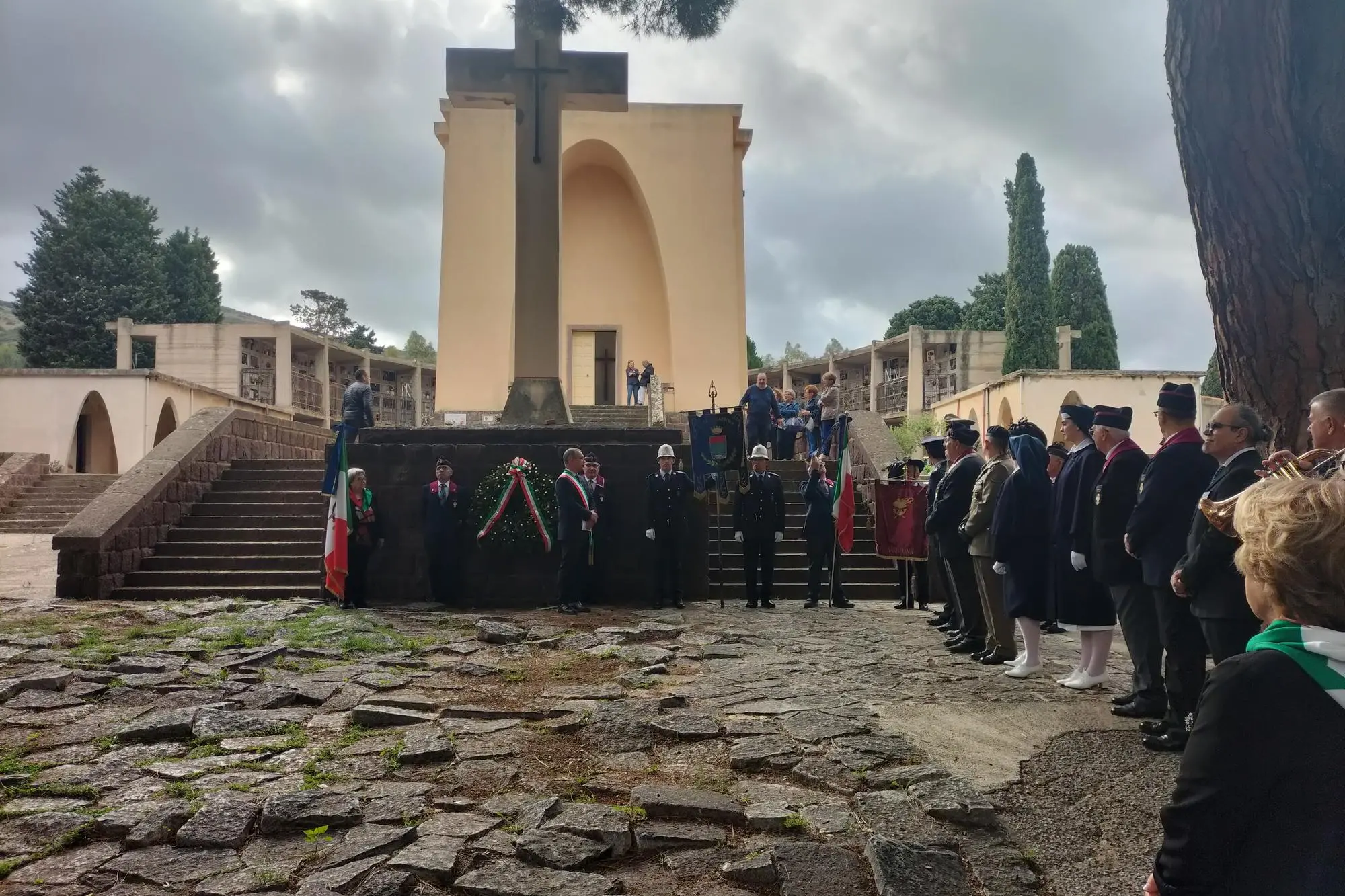 Una cerimonia al cimitero di Carbonia (foto Scano)