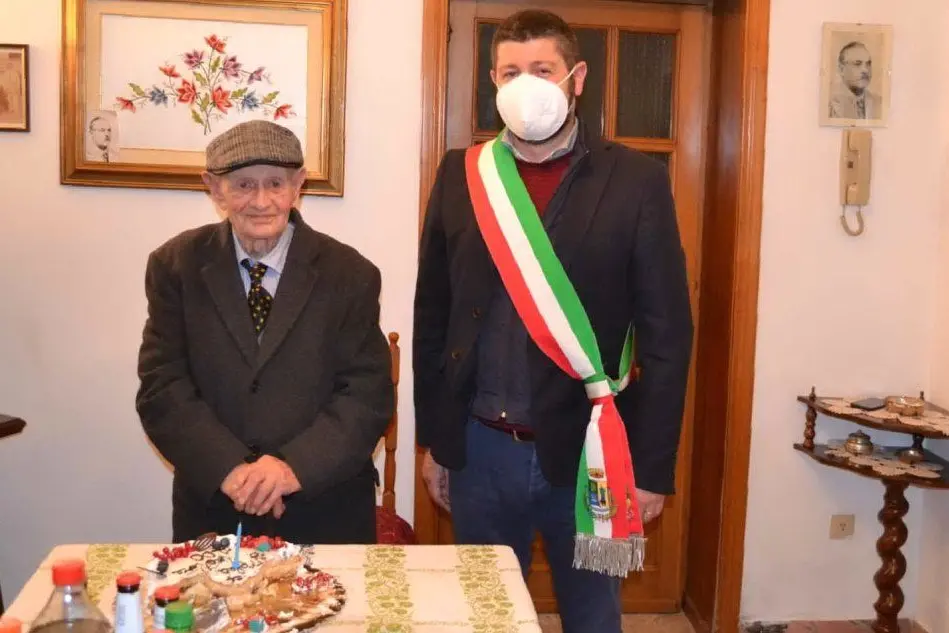 Salvatore Grillo festeggia i 100 anni col sindaco di Ittiri Antonio Sau (foto concessa dal sindaco)