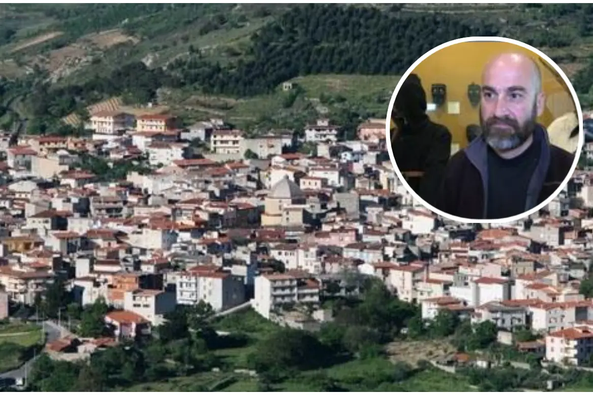 Mamoiada e nel tondo Luciano Barone (L'Unione Sarda)