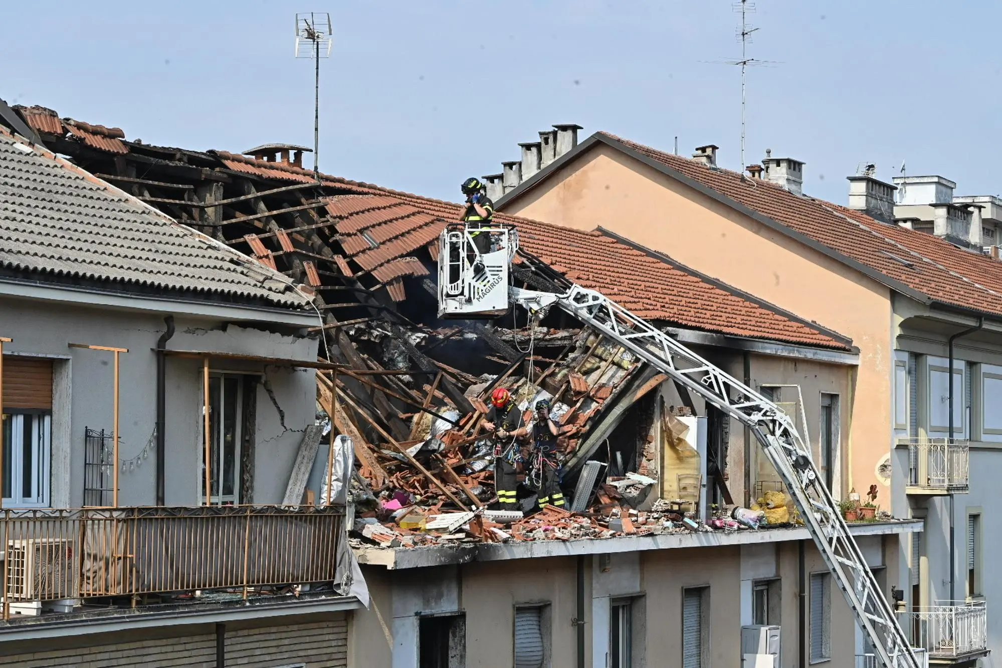 L'appartamento distrutto dall'esplosione a Torino (foto Ansa)