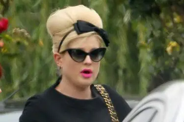 Kelly Osbourne arriva al funerale dell'amica Amy Winehouse