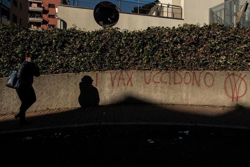 Facebook contro i no-vax, rimossa una rete in Italia: “Molestie di massa e squadrismo”