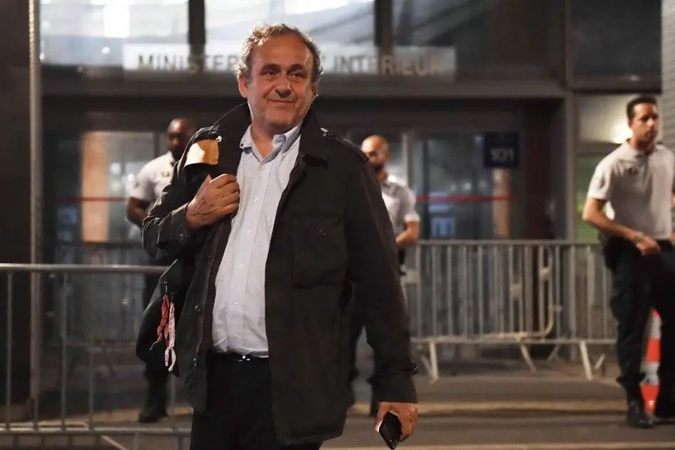 Platini lascia l'ufficio anti-corruzione di Nanterre (Ansa)