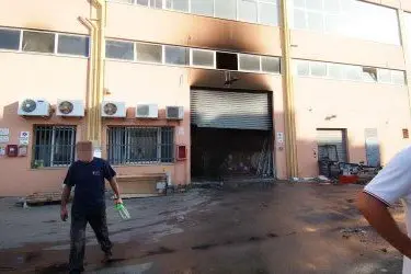 Cagliari, l'azienda di via Ticca danneggiata dal rogo