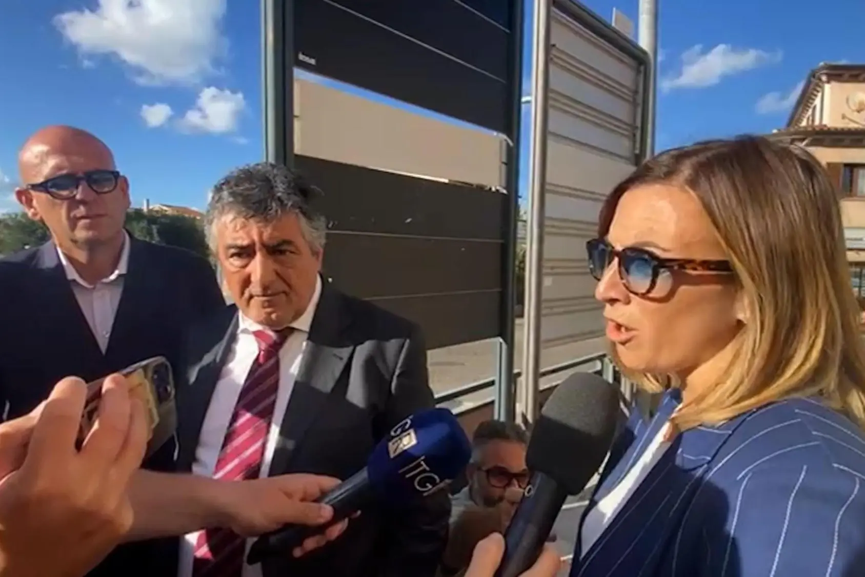 Un frame tratto da un video girato a Tempio Pausania mostra gli avvocati Maurizio e Nicoletta Mani, difensori del giovane milanese di 26 anni indagato per occultamento di cadavere in relazione all'omicidio di Cinzia Pinna. Tempio Pausania, 24 settembre 2025. ANSA / ANTONELLA BRIANDA