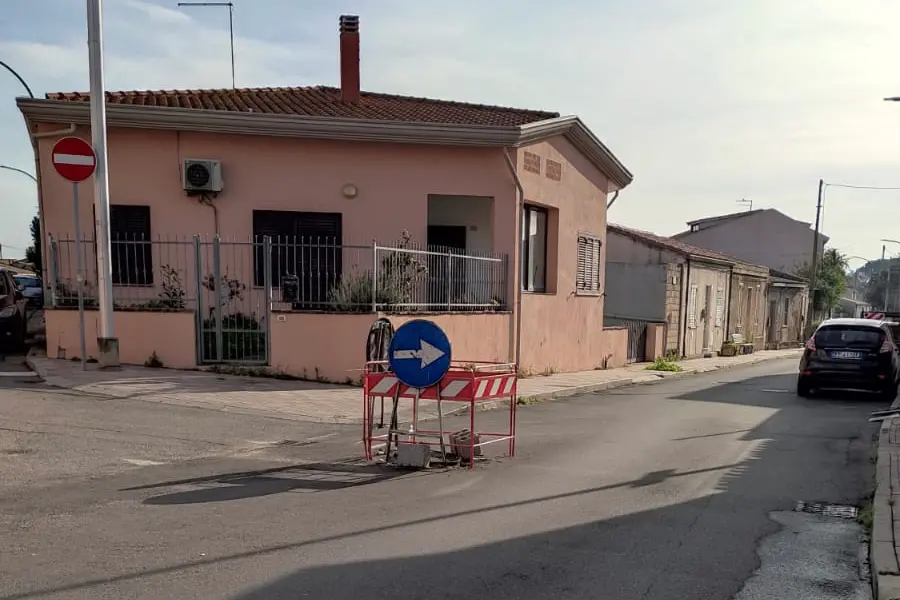 Il pericolo segnalato in via Oristano (foto Pinna)