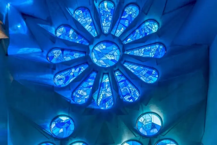 La vetrata dedicata al Santuario di Valverde (foto concessa)