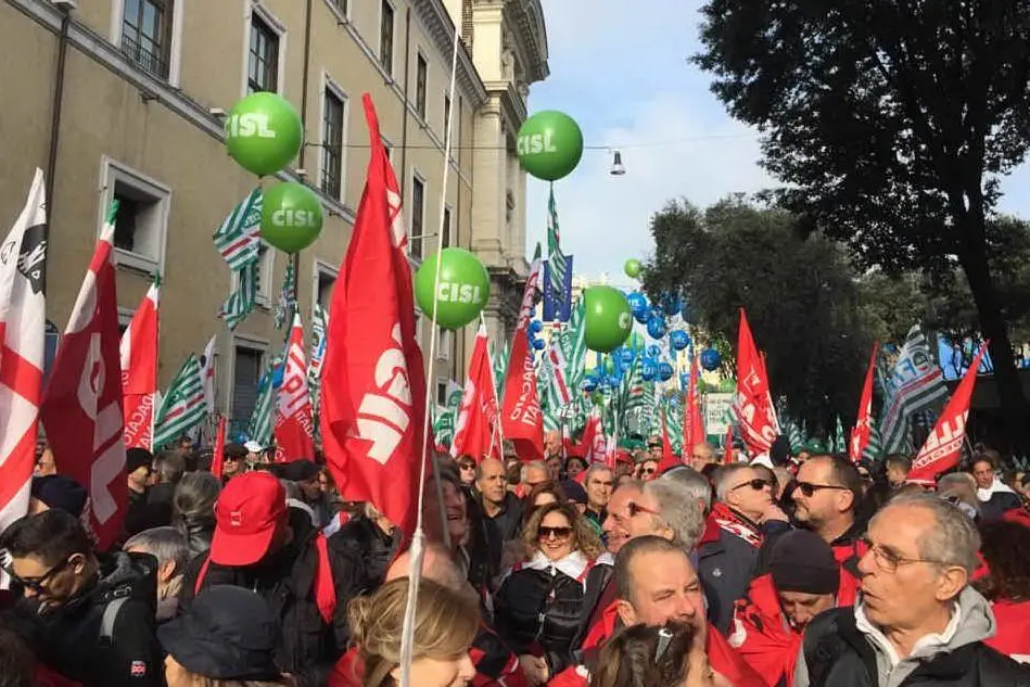 Sindacati, duemila sardi in piazza a Roma