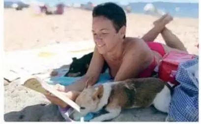Cristiana Arru, da Cagliari, in spiaggia con Orso e Bimba