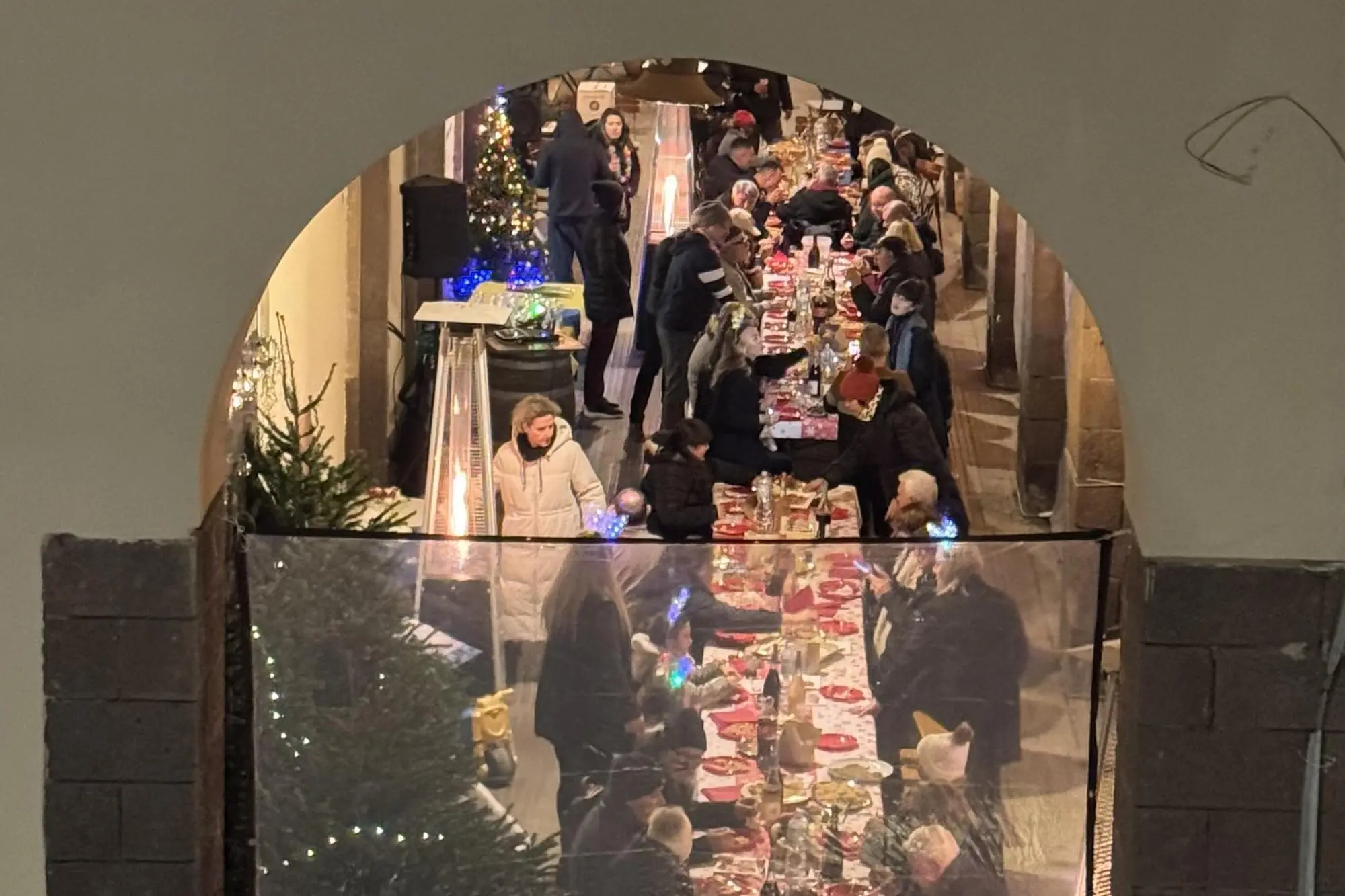 La cena di Capodanno sotto i portici di via Pola a Fertilia (Foto concessa)
