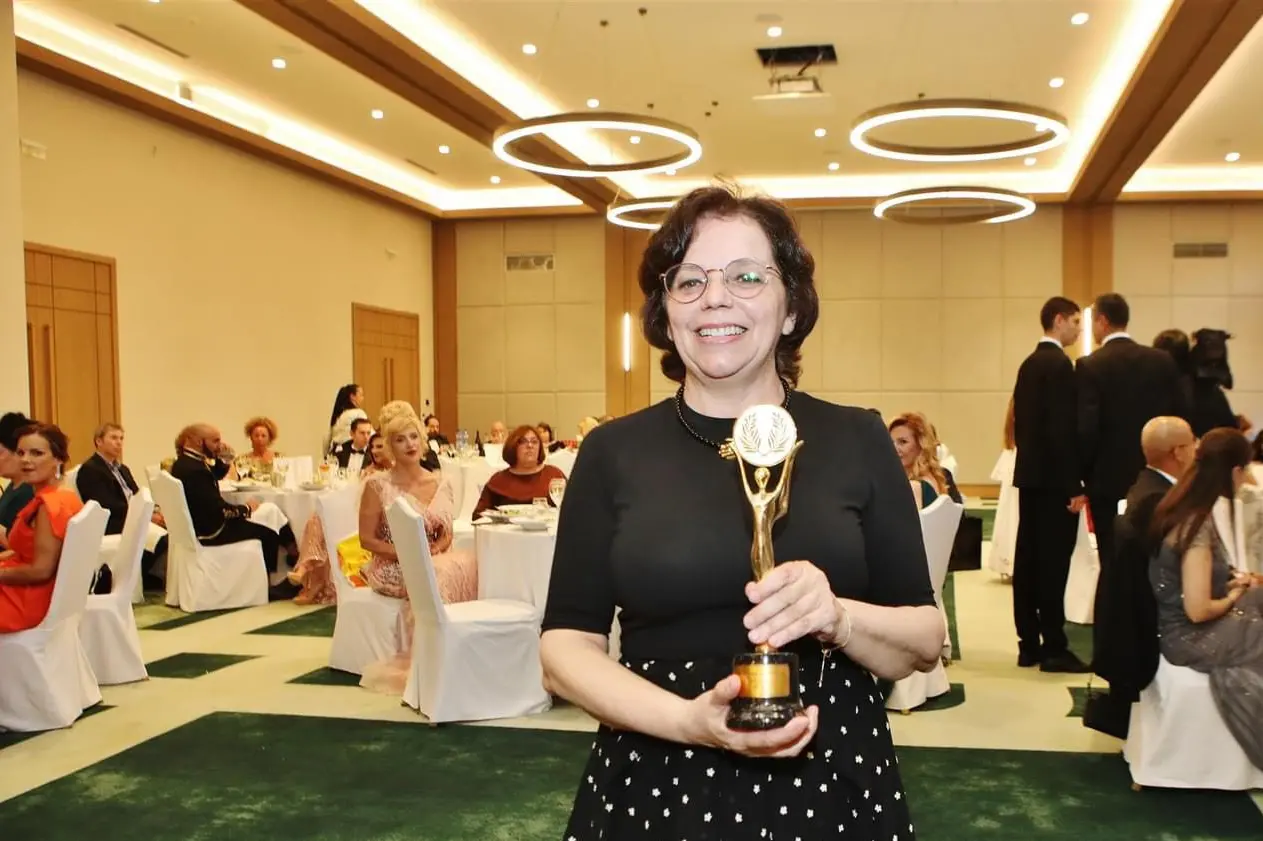 Maria Mazza con il premio per "Dalia" (foto concessa)