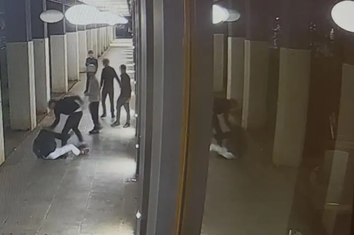 Un frame tratto da un video dell'aggressione al 22enne (via Ansa)