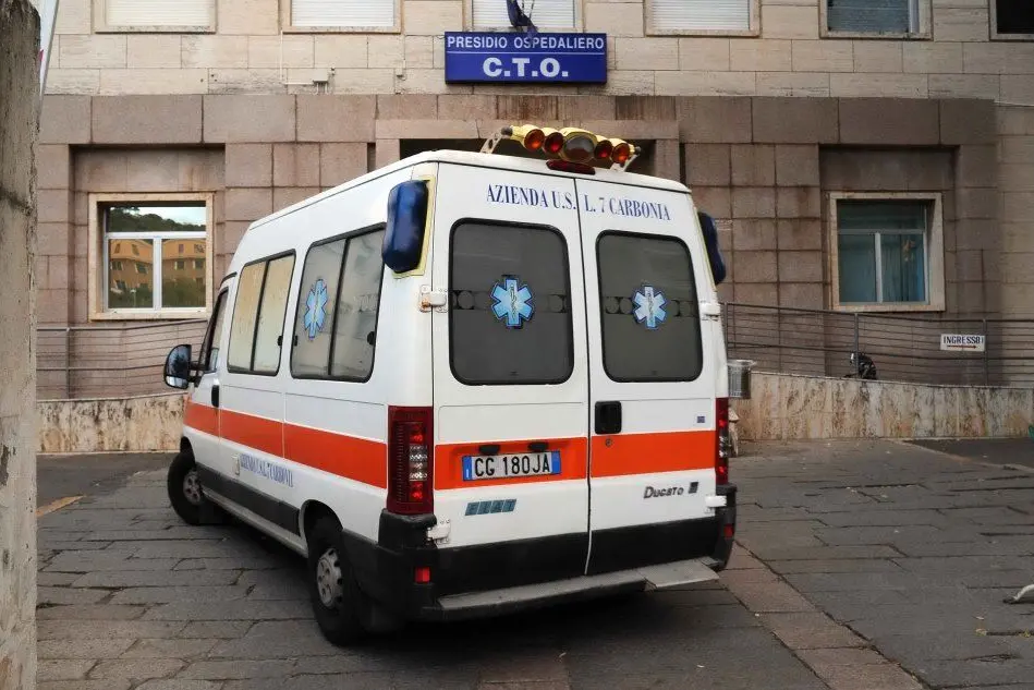 Un'ambulanza al Cto di Iglesias