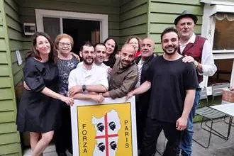 Paolo Lostia (primo a destra) con alcuni amici e simpatizzanti del circolo sardo (foto concessa)