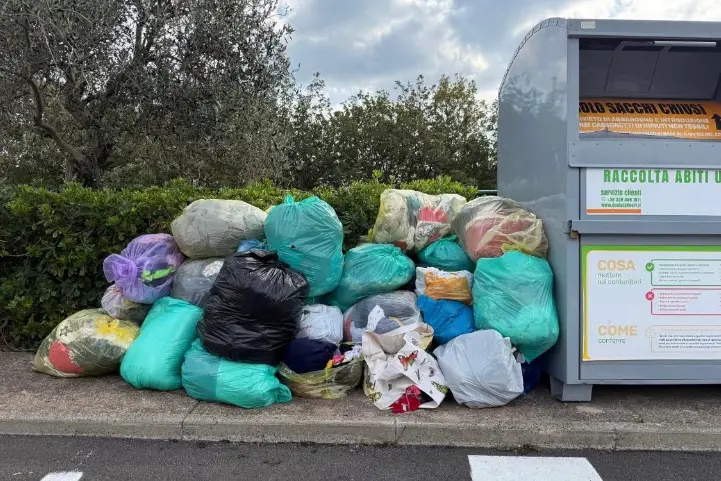 Deposito illecito di abiti usati a Bono (foto concessa)
