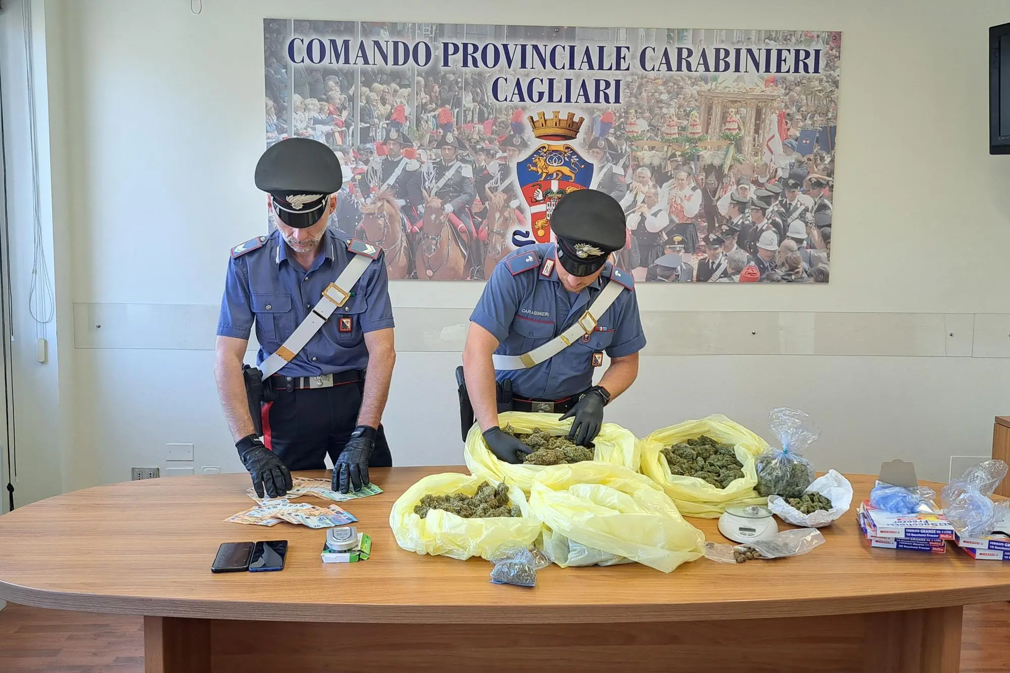 La droga sequestrata dai carabinieri a Cagliari