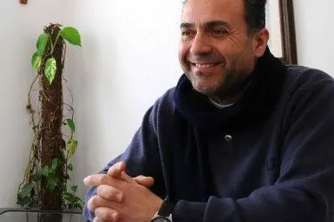 L'ideatore della benedizione &quot;fai da te&quot;, don Paolo. Foto - Alessandra Chergia