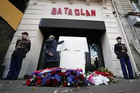 L'ingresso del Bataclan, fiori e targa in ricordo delle vittime