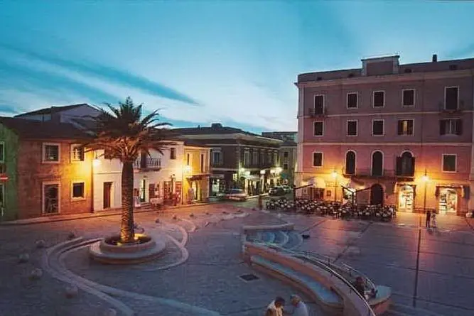 La piazza centrale di santa Teresa Gallura (foto concessa dall'amministrazione)