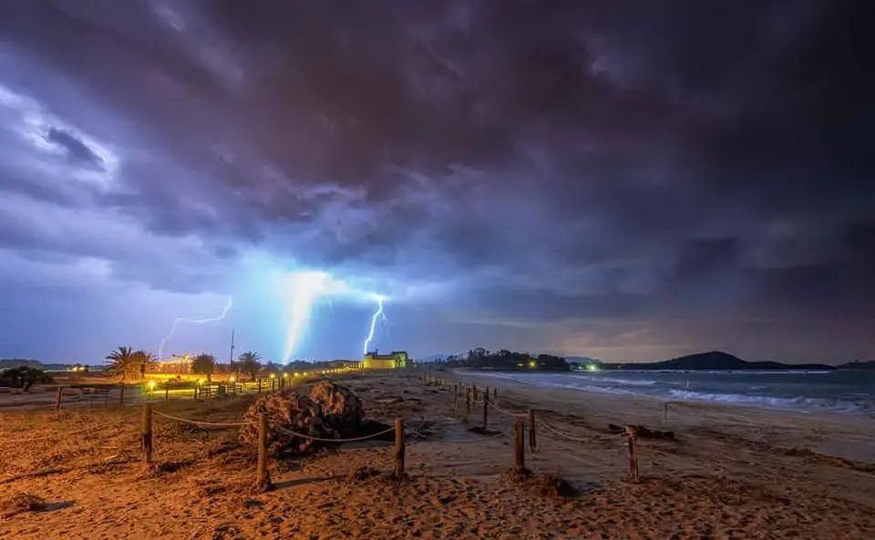 Lo spettacolo dei fulmini visto dalla spiaggia di Nora (foto Maurizio Casula)