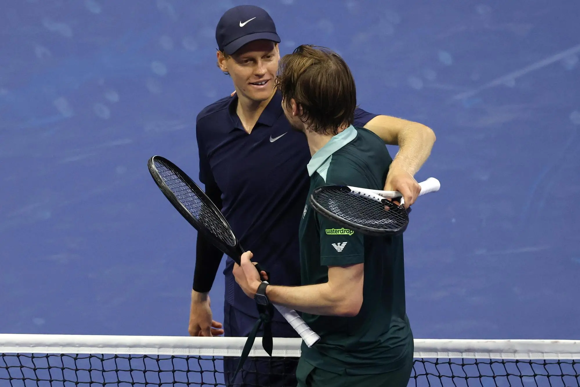 Jannik Sinner e Alexander Bublik al termine dell'incontro (foto Ansa)