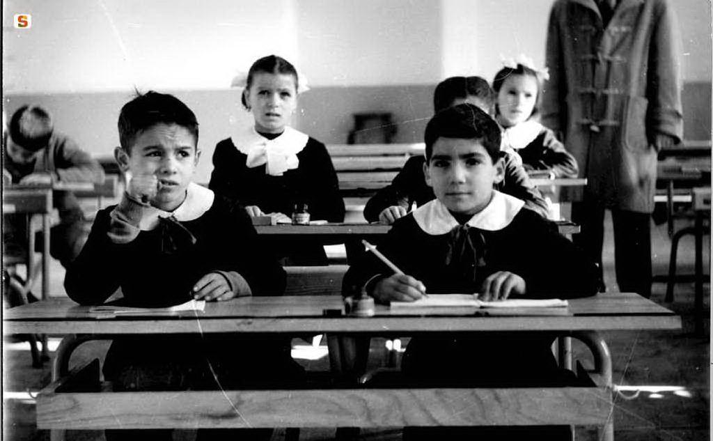 Piccoli alunni in classe a Rumanedda, Sassari