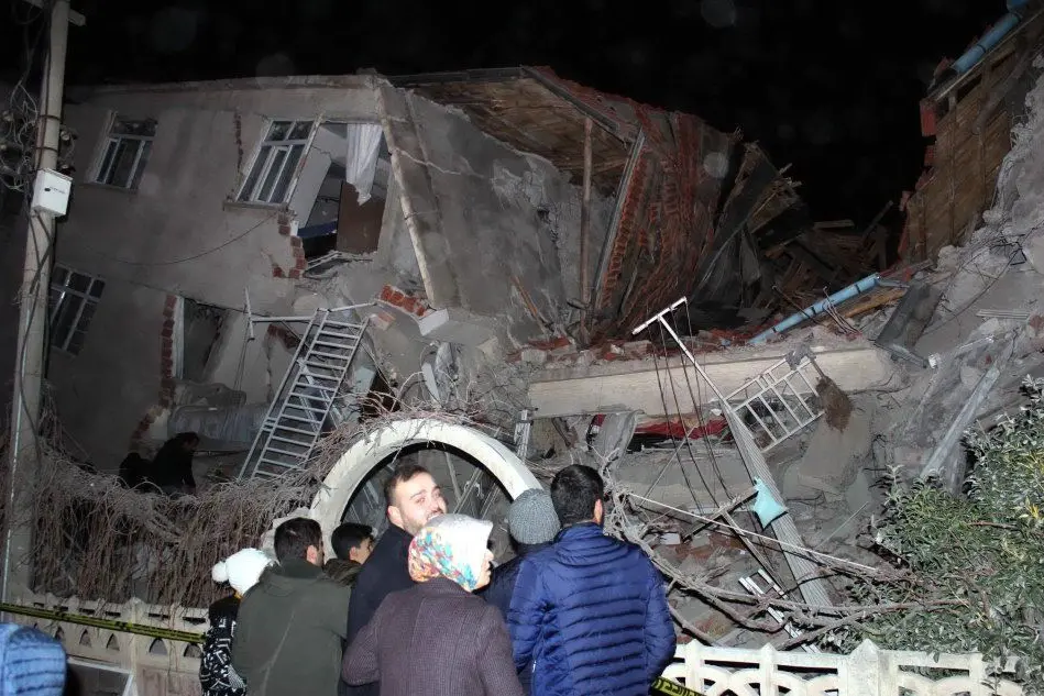 Un edificio distrutto a Elazig (Ansa)