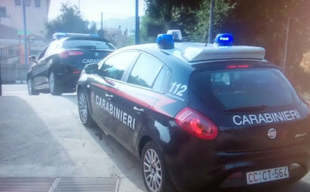 Due pattuglie dei carabinieri impegnate nel blitz
