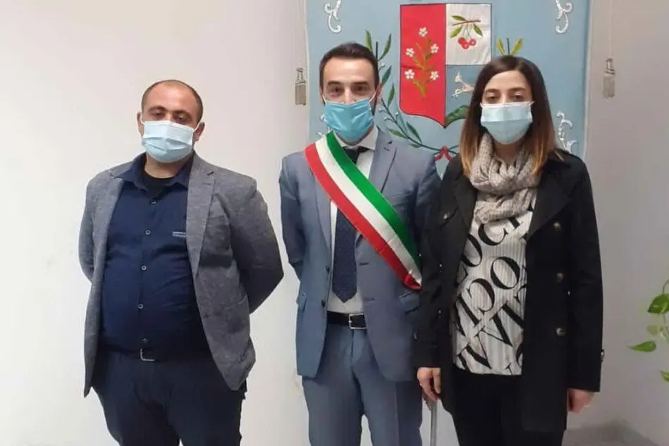 Il sindaco Monni con gli sposi (foto concessa)