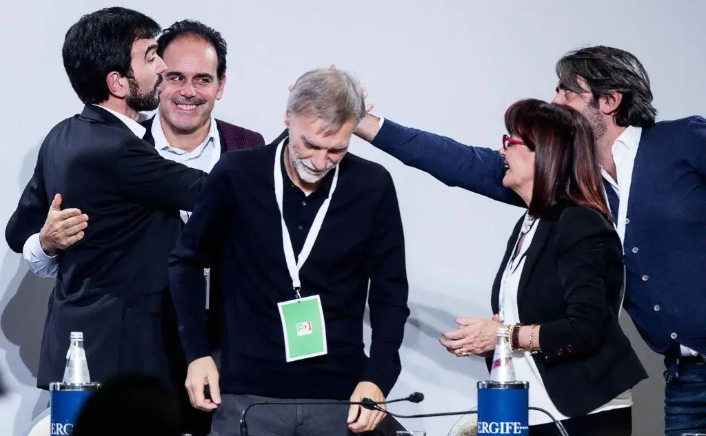 Il segretario uscente con Marcucci e Delrio