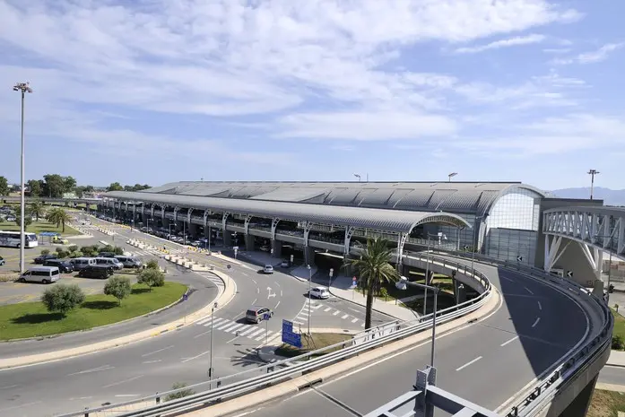 L'aeroporto &quot;Mario Mameli&quot; di Cagliari-Elmas (foto Ansa)