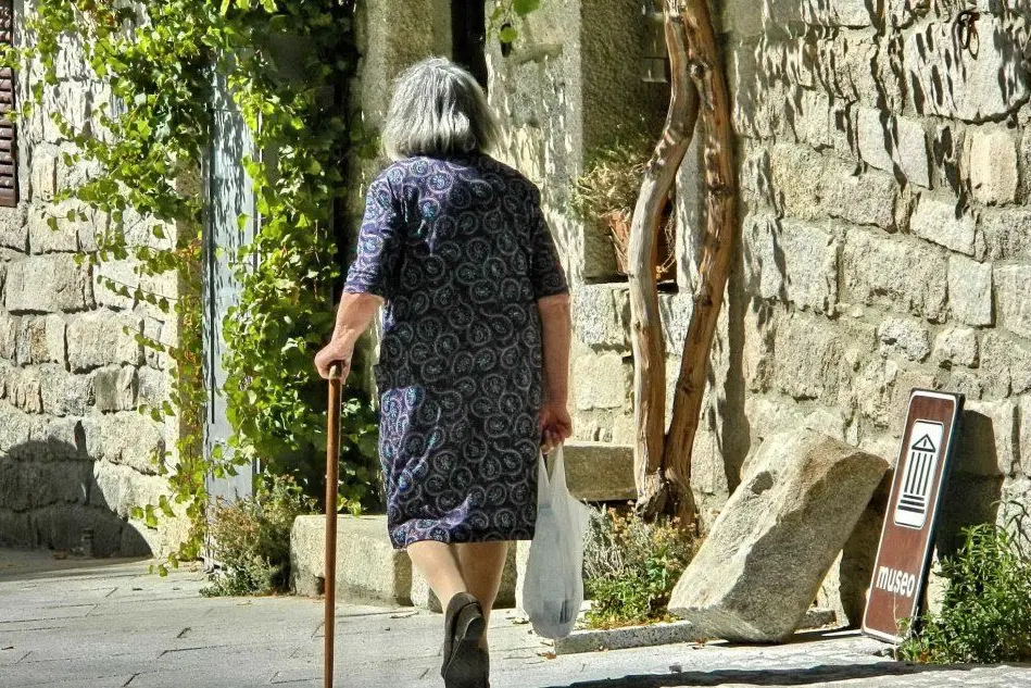 Anziana in una via di Bortigiadas