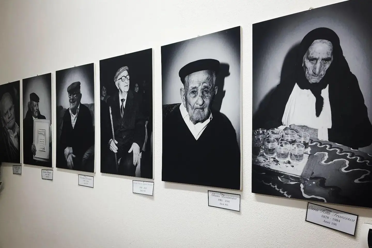 Una galleria fotografica dei longevi di Arzana esposta al museo Casa Lai (foto concessa)