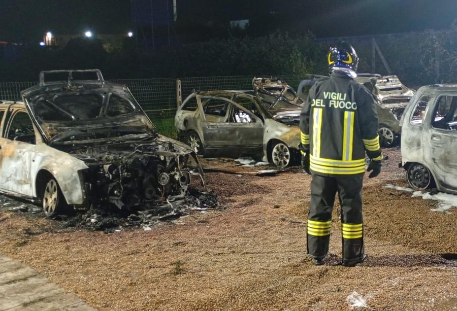 Rogo doloso, distrutte 10 auto