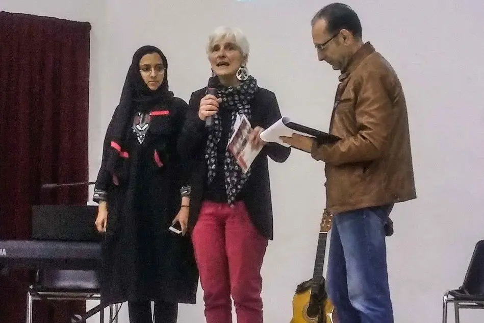 Il premio Nobel Lisa Clark e l'attivista yemenita Bonyan Gamal sul palco della Sala Lepori