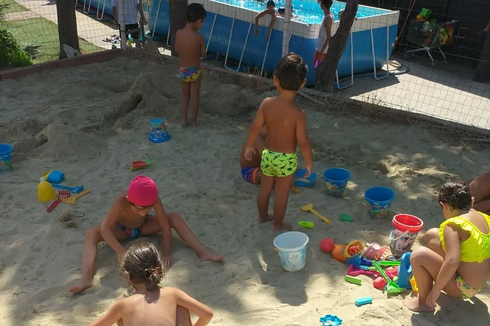 Gruppi di bambini impegnati nei centri estivi (Foto simbolo)