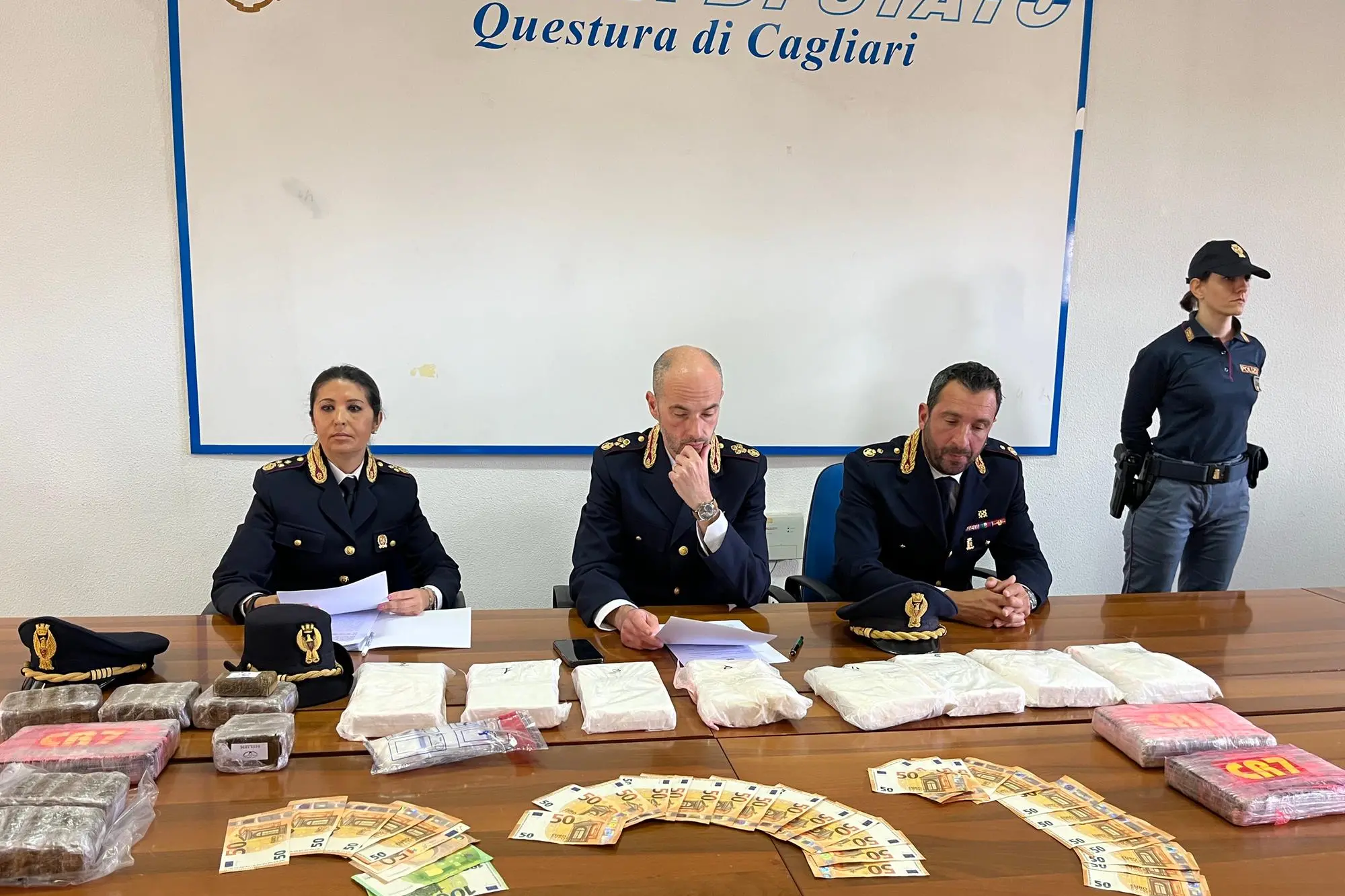 I soldi e parte della droga sequestrata dalla squadra Mobile di Cagliari (L'Unione Sarda)